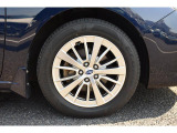 純正のアルミホイールは高い剛性を持ち、スバル車の走行安定性に貢献します。