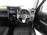 革巻きステアリングで快適な操作性の運転席です。