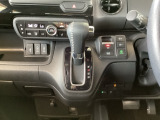 【eコンスイッチ】低燃費運転をサポートするECONモード。スイッチをONすると、エンジンやトランスミッション、A/Cなどを協調制御し、燃費の向上に貢献。エコドライブの効果を高めます。