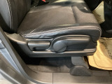 【シートレバー】ただ座るだけじゃない、運転のしやすさを決める大事なスイッチ。視界を広げたり、腰への負担を減らしたり。体型に合わせてジャストフィットさせるこの瞬間、さあ走るぞって気合が入ります。