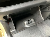 シンプルなデザインのグローブボックス。車検証などを収納しておくことが出来ます。