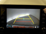 バックガイドモニター付き。車両後方の映像をナビ画面に表示し、駐車などの後退操作をサポートします。