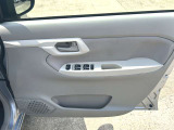 運転席のドア内部でございます。