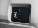 ◆片側電動スライドドア◆狭い駐車場でも乗り降りが楽々♪お子様が隣の車にドアを当ててしまう心配もございません!小さなお子様連れの方もこれで安心。