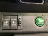 リアドアは乗り降りに便利な両側電動スライドドアです。また運転席に座っていながらスイッチ操作で自在にスライドドアを開け閉めできます。燃費に役立つECONボタンもここです。