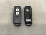 スマートキーを装備しています。鍵を差し込むことなくドアロックの開け閉めと、スタートボタン操作でのエンジンスタートができます。スペアキーも同じものを用意しております。