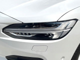 【LEDヘッドライト】明るく眩しいハイビームを先行車や対向車に照射しないオートハイビームを備えたLEDヘッドライト。北欧神話に登場するトールハンマーをモチーフにした、一目でボルボとわかるデザイン。