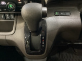 CVT車のセレクトレバーです。低速から高速まで、変速ショックのないスムーズな走りを実現するとともに、エンジン効率のよい領域を維持することで燃費にも貢献します。