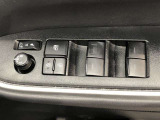 パワーウィンドは今や当たり前の機能ですが、無いと困る機能です。運転席からの操作で、全席の窓を振るオープンにしたり、フルクローズが可能です。
