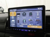 アルパイン製のナビゲーションが装着されています