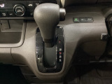 CVT車のセレクトレバーです。低速から高速まで、変速ショックのないスムーズな走りを実現するとともに、エンジン効率のよい領域を維持することで燃費にも貢献します。