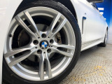●純正18インチアルミホイール:輸入車ならではの卓越した走りを支えるホイールと足回りです!日本車の走りに慣れている方にもぜひ体感して頂きたいほど、高いレベルでまとまっています!