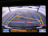 カラーバックカメラが付いています!バックにギアを入れると、後方視界が自動的にマルチ画面に映し出されます!夜も明るく見えますので、すごく便利!!一度使うとカメラ無しには乗りたくない程!