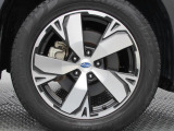 スバル純正18インチアルミホイール。 タイヤサイズは225/55R18。
