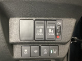 両側電動スライドドアは運転席から操作ができるよう、操作スイッチが付いています。Hondaセンシング用のVSA(ABS+TCS+横滑り抑制)解除と路外逸脱抑制機能のオンオフスイッチなどがあります。
