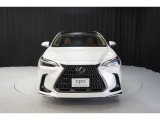 エクステリアは、一目でLEXUSとわかるスピンドルグリルを起点に、人が乗るキャビンの前後を大胆に絞り込んだ菱形のボディと力強く張り出したホイールフレアを融合させ、タイヤの存在を強調しています。