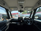 広々とした運転席で快適なドライブをお楽しみください