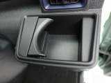 カップホルダーは運転席や助手席からちょうど手の届く位置です!!