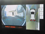 パノラミックビューモニター付きです。車両を上から見たような映像をディスプレイオーディオ画面に表示。運転席からの目視だけでは見にくい、車両周辺の状況をリアルタイムでしっかり確認できます。