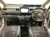 車内は光触媒抗菌消臭施工済です。スタイリッシュなデザインでスポーティなインパネ周りを演出します。グローブボックスやカップホルダーのほかにトレーなどたくさんの収納スペースが付いています。