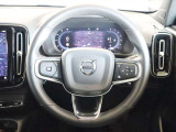 ステアリングはXC60などと同様の3本スポークですが、よりスポーティーなデザインとなっています ステアリングスイッチも充実しており、手を離すことなく機能を操作できます