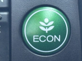 ECONスイッチ(ECONモード) エンジンだけでなくエアコンなども含めてクルマ全体を燃費優先で自動制御するECONモード。早く車内を涼しくしたい夏場など、空調を優先したい時には、スイッチを押してOF