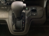 CVT車のセレクトレバーです。低速から高速まで、変速ショックのないスムーズな走りと、エンジン効率のよい領域を維持して燃費にも貢献します。サイドブレーキはスイッチ操作の電子制御パーキングブレーキです。