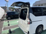 ☆セレナはデュアルバックなので後ろのスペースがあまり無くても荷物の出し入れができますよ♪