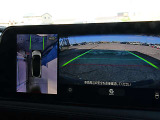アラウンドモニターが運転席にいながら、クルマの前後左右の状況を映し出します。