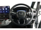 運転中もハンドルでの操作が可能です。特に高速道路等の目が離せない運転時には、便利さだけでなく、安全性も兼ね備えております。
