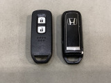 スマートキーを装備しています。鍵を差し込むことなくドアロックの開け閉めと、スタートボタン操作でのエンジンスタートができます。スペアキーも同じものを用意しております。