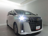 高輝度で点灯速度が速く、しかも消費電力の少ないLEDヘッドライトが装備されています!LEDの明るい光が走行中の視界の確保をサポートして、夜のドライブがより楽しく安全に運転できます♪