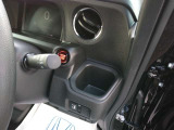 運転席側のドリンクホルダーは安定感のある埋め込み式となっています。