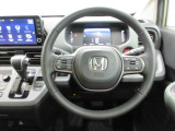 ハンドルの両側に操作ボタンが付いております。運転しながら操作ができるのでとっても便利!
