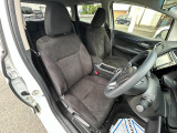 広い足元にゆったり座れるシートは長距離の運転でも疲れにくいシートです。女性でも運転がしやすいように、シートの高さ調整機能(シートリフター)がついています。