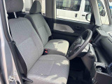 痛みの出やすい運転席シートの角、フロアマット(汎用)、座面、ともに良好です
