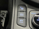 【アドバンストパーク】カメラやソナーによって、周囲を監視しながら駐車を支援。障害物を検知した場合には警報を鳴らし、ブレーキ制御を行うことで接触回避を支援します。