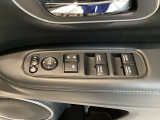 電動格納式リモコンドアミラーと、パワーウィンドウスイッチ等は運転席ドアにあります。