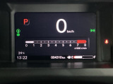 デジタル表示のスピードメーターとタコメーター、燃費やオドメーターなどの表示の他に、ホンダセンシング機能などの表示もできる多機能なマルチインフォメーション・ディスプレイです。