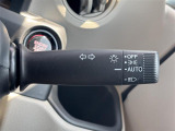 【オートライト(AUTO)】外の明るさをシステムが感知して、自動でヘッドライトが点灯します。ヘッドライトをつけ忘れを防ぐ便利機能です。