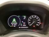 ハイブリット車専用のメーターです。右側の大型スピードメーターに加え、ステアリングスイッチを使って左のマルチインフォメーション・ディスプレイで燃費や動力伝達などの情報が見れるようになっています。