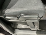 シートハイトアジャスターが付いているので運転姿勢を調整するのに便利ですね。身長に合ったシートポジションは安全運転や疲労軽減にもつながります。
