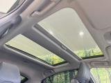 【ガラスルーフ】ガラスルーフ搭載で車内の解放感が一気にアップ!開放的なドライブをお楽しみいただけます。