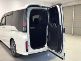 【わくわくゲート】タテはもちろんヨコにも開き、ちょっとした荷物を積む時にもとても便利♪人やペットの乗り降りもスムーズにできます♪