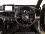 【ハンドル】運転にかかわる様々な操作を安全に行えるように視点移動が少なく操作性に配慮されたスイッチ類が凝縮されたコックピットです。