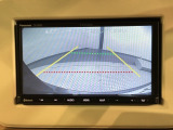リバースギアに入れるだけで後方の表示へ切り替わります。夜間や雨の日の駐車も楽になりますよ。