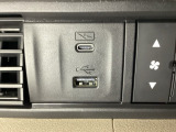 エアコン操作パネルの左側に、スマートフォンなどの充電可能なUSB端子と、音源などの外部入力の可能なUSB端子がついています。移動中に充電もできるので便利です。