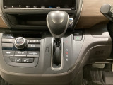 CVT車のセレクトレバーです。低速から高速まで、変速ショックのないスムーズな走りを実現するとともに、エンジン効率のよい領域を維持することで燃費にも貢献します。
