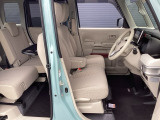 ヘタリもなく綺麗な状態です。シートリフトがついてますので、お好みのシートポジションで運転できます。