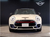 MINIのフロントグリルのデザインはイギリスで生まれた当初から、シルバーのサイドバーが折り重なった伝統的なデザインで御座います。その伝統はBMWのお車になってからでも少しずつ形を変えて守られております
